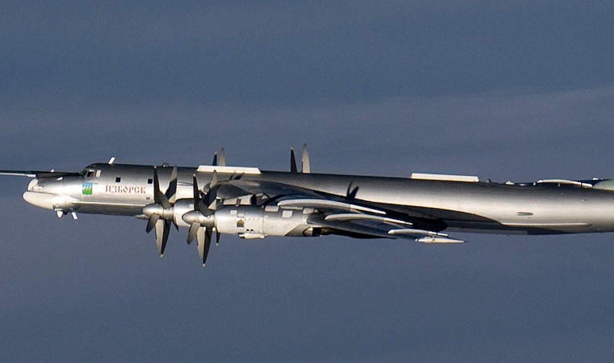 Tu-95 pildistatuna Soome hävitajalt