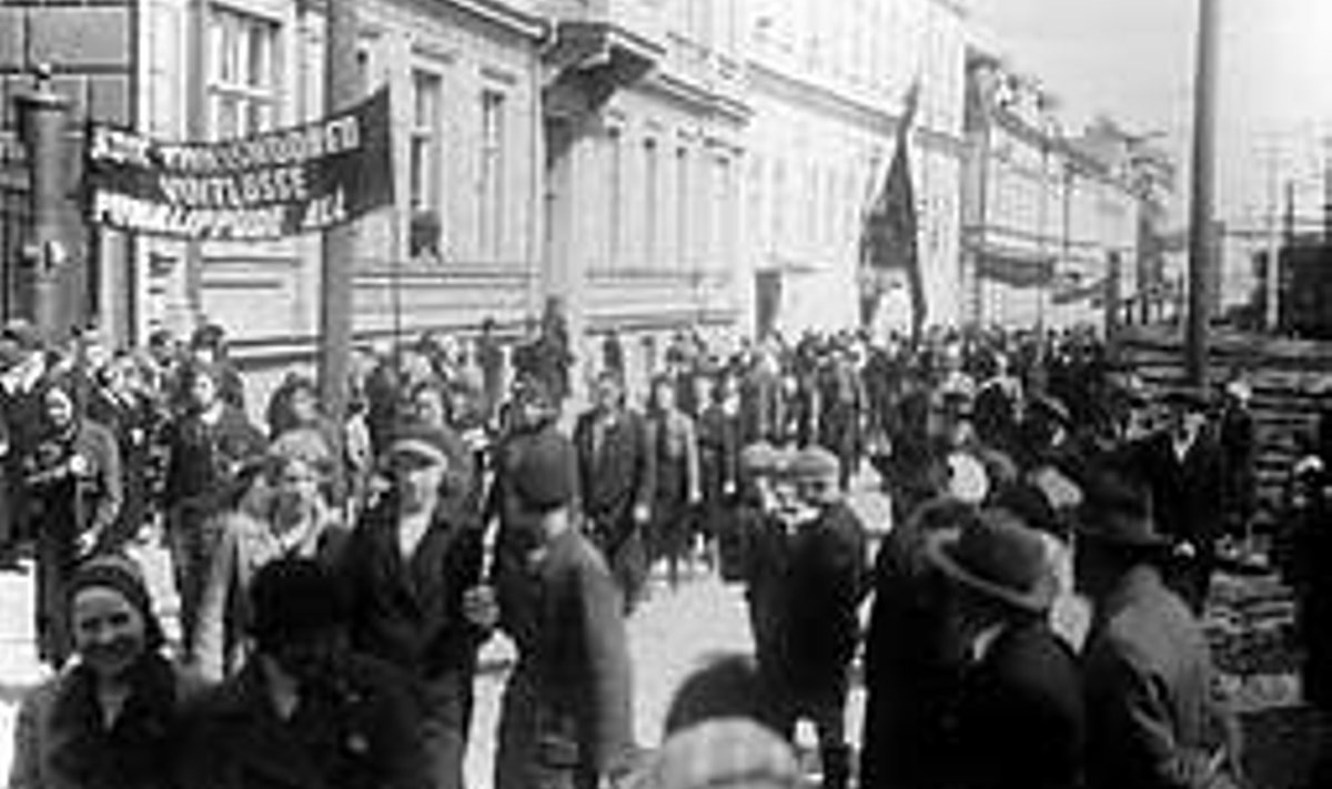 SOTSID MAIPARAADIL: Sel 1. mail 1933 Tartus toimunud rongkäigul võib marssijate seas näha ka Eesti noorsotsialistide liidu noorvalvurite mundri (hall särk punase lipsuga) kandjaid. E. Selleke/Eesti Filmiarhiiv