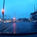 VIDEO: Liinibuss sõidab läbi punase tule alt ja teed ületavate jalakäijate nina eest