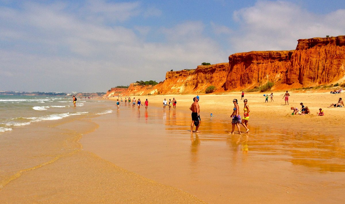 Португульский пляж Olhos de Agua занял 12 место в рейтинге лучших пляже мира.