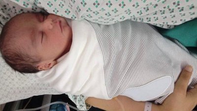 В возрасте девяти дней Мохамед был доставлен в больницу с затрудненным дыханием