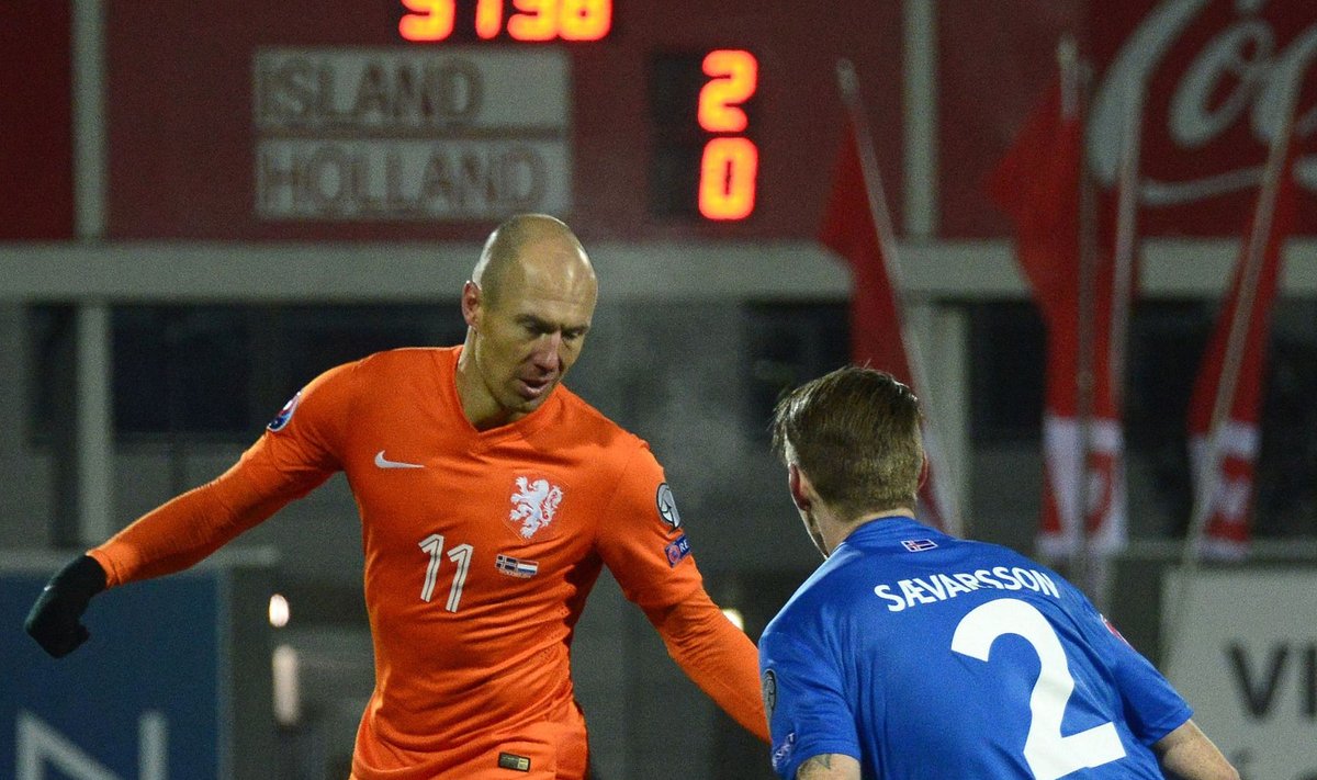 Arjen Robben ei pääse Birkir Sævarssonist mööda.