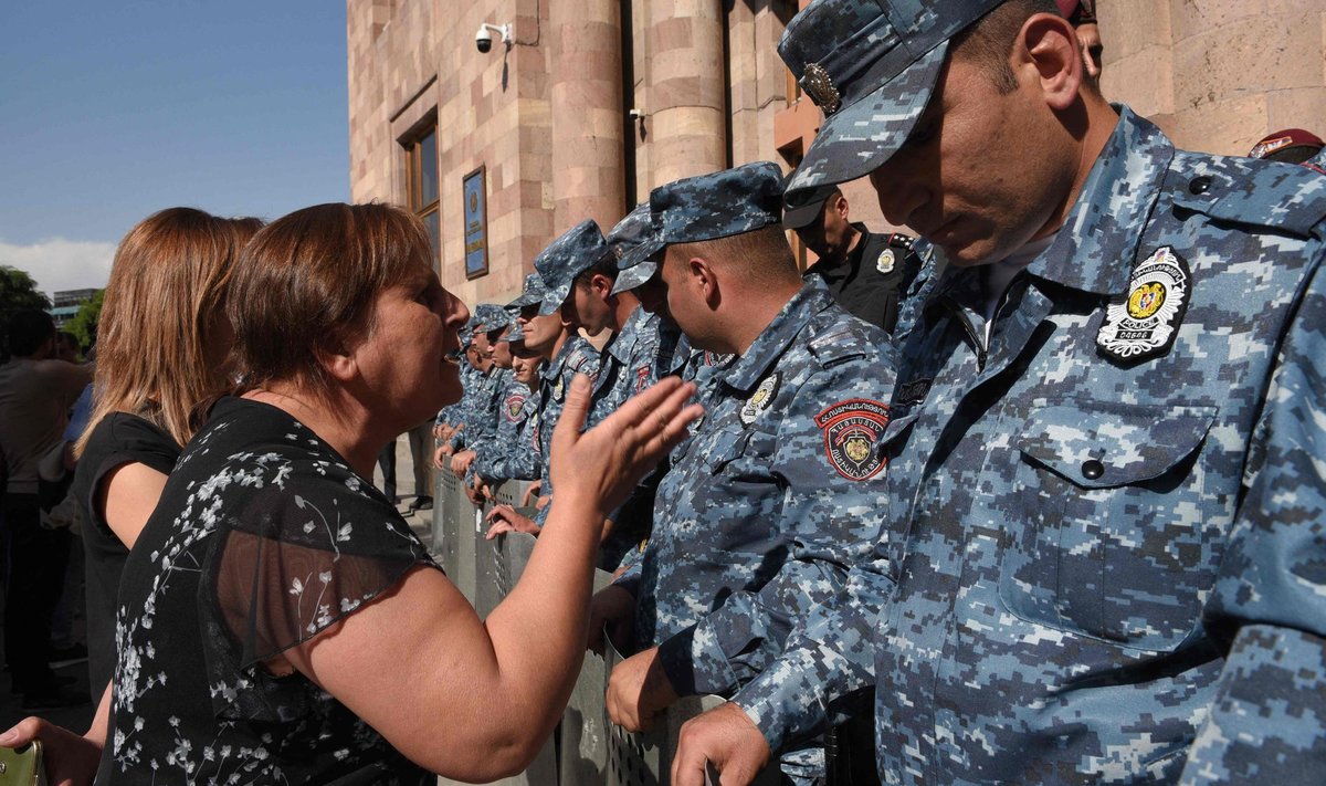 Протестующие разговаривают с армянскими полицейскими во время демонстрации в центре Еревана 20 сентября 2023 года