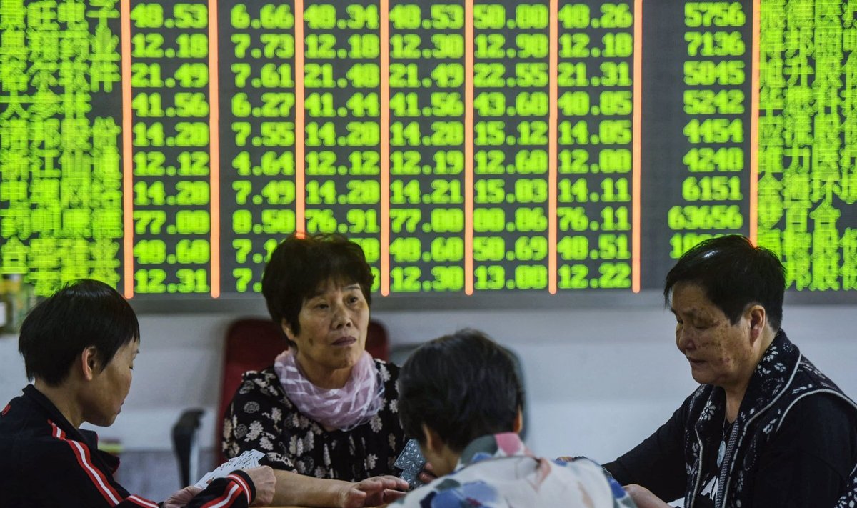 Kui börsid kukuvad (Aasias näitab roheline värv börsilangust), ei lase investorid sellel enda tuju rikkuda. Paljud aktsiad kukkusid limiidini ehk kümme protsenti, kuid Hiinas Hangzhous asuvas maaklerfirma kontoris tagusid investorid samal ajal kaarte.