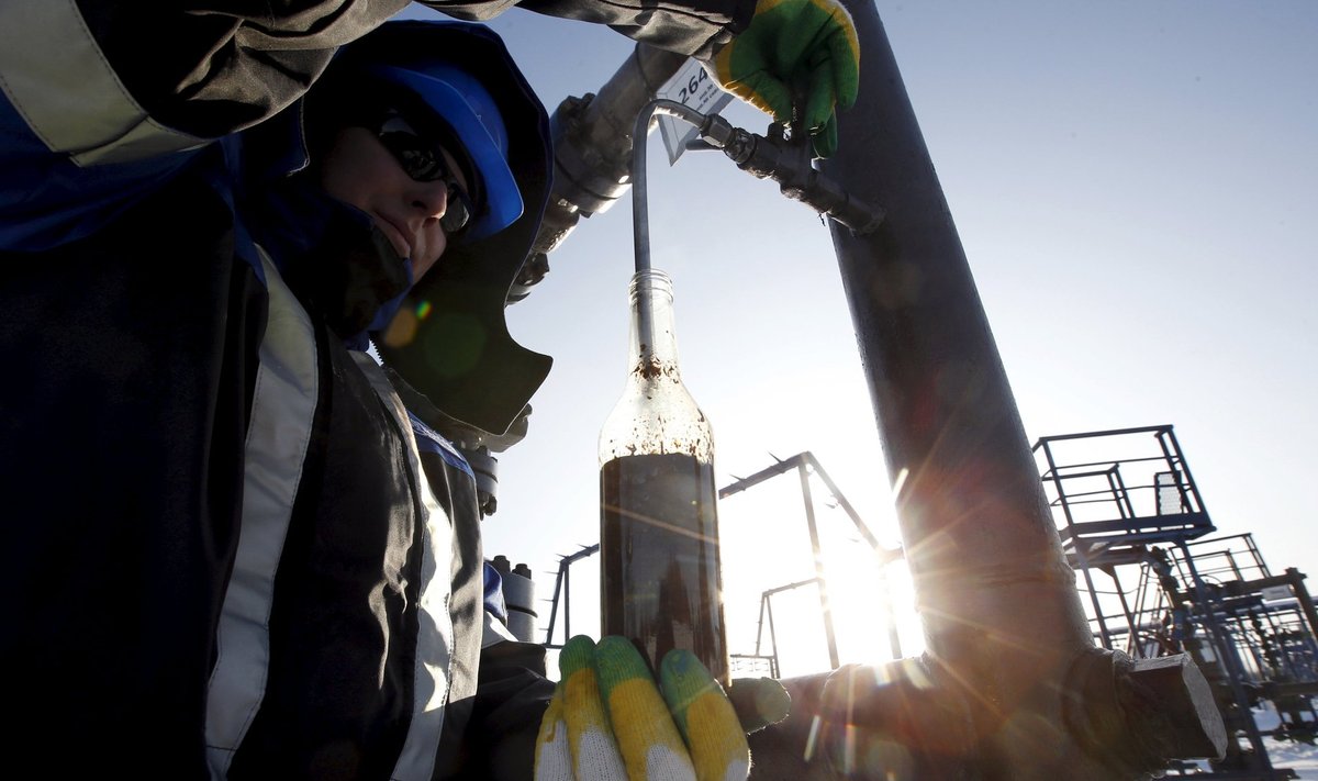 Tööline Gazpromneftile kuuluval naftaväljal proove võtmas. 