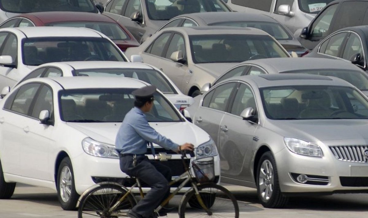 Hiinlasest korravalvur inspekteerimas GM Shanghai tehase parkimisplatsil seisvat toodangut.