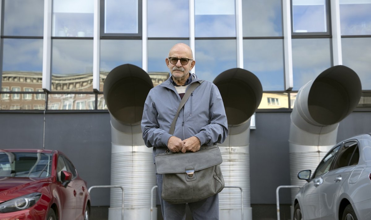 David Vseviov raadiomaja õuel. Vanameister on just lõpetanud 999. saate salvestamise.