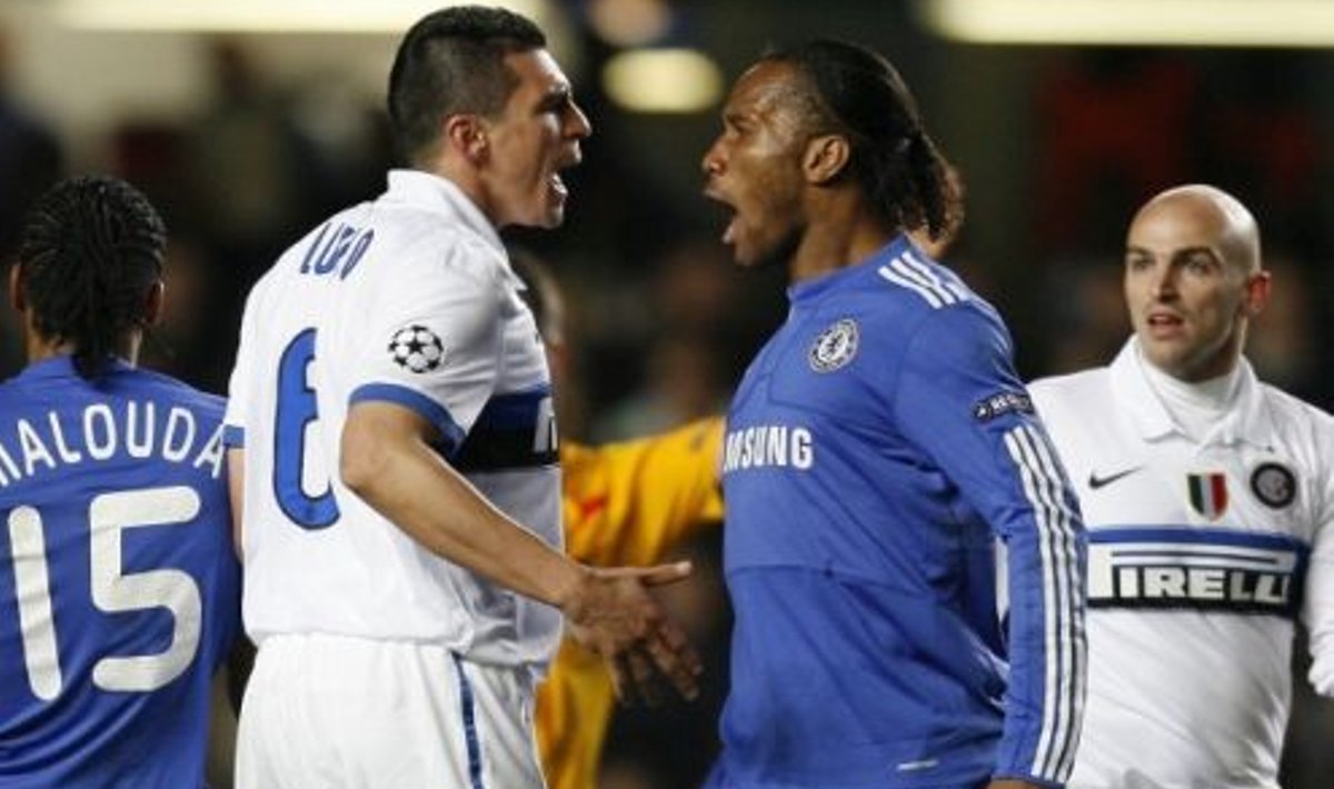 Chelsea-Inter, Drogba (paremal) ja Lucio mõtteid vahetamas