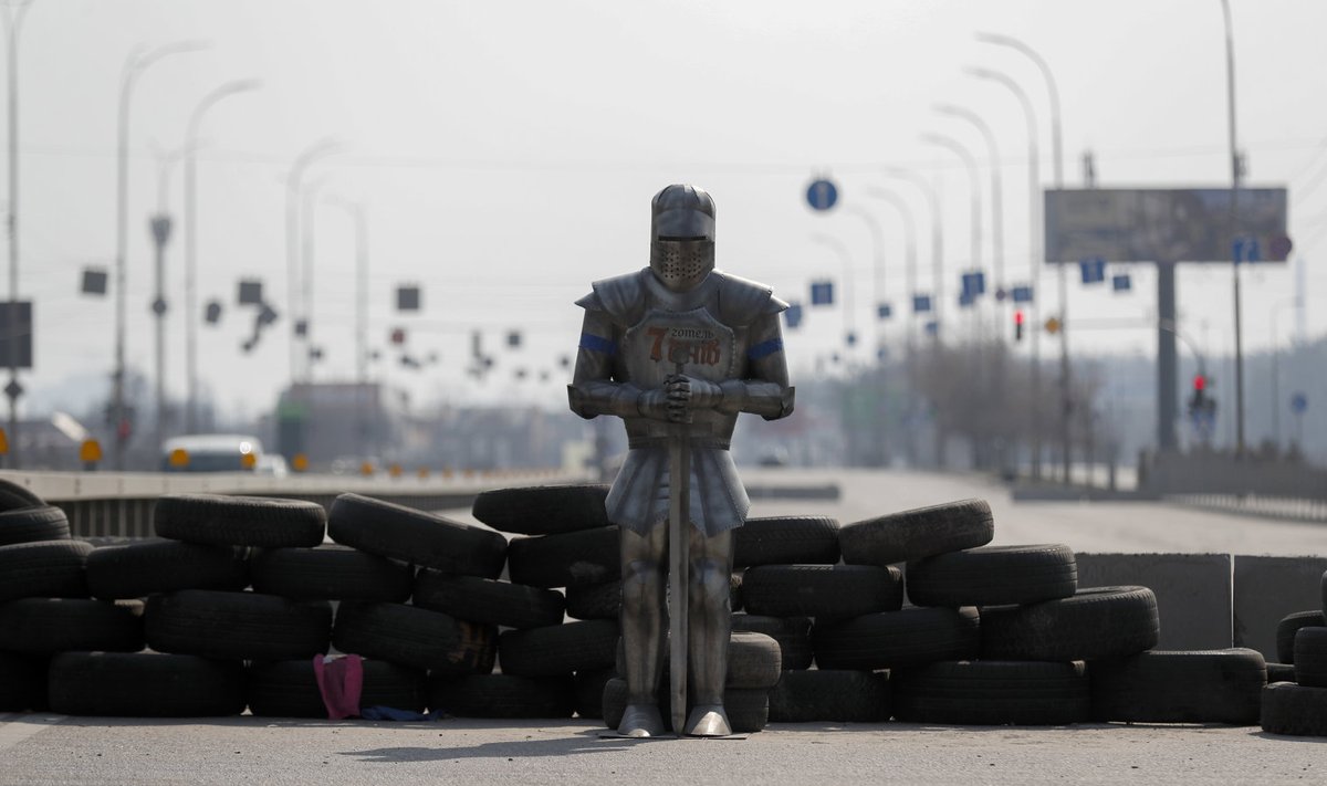 Sõdalase kuju. Märgatud täna Kiievi äärelinnas.