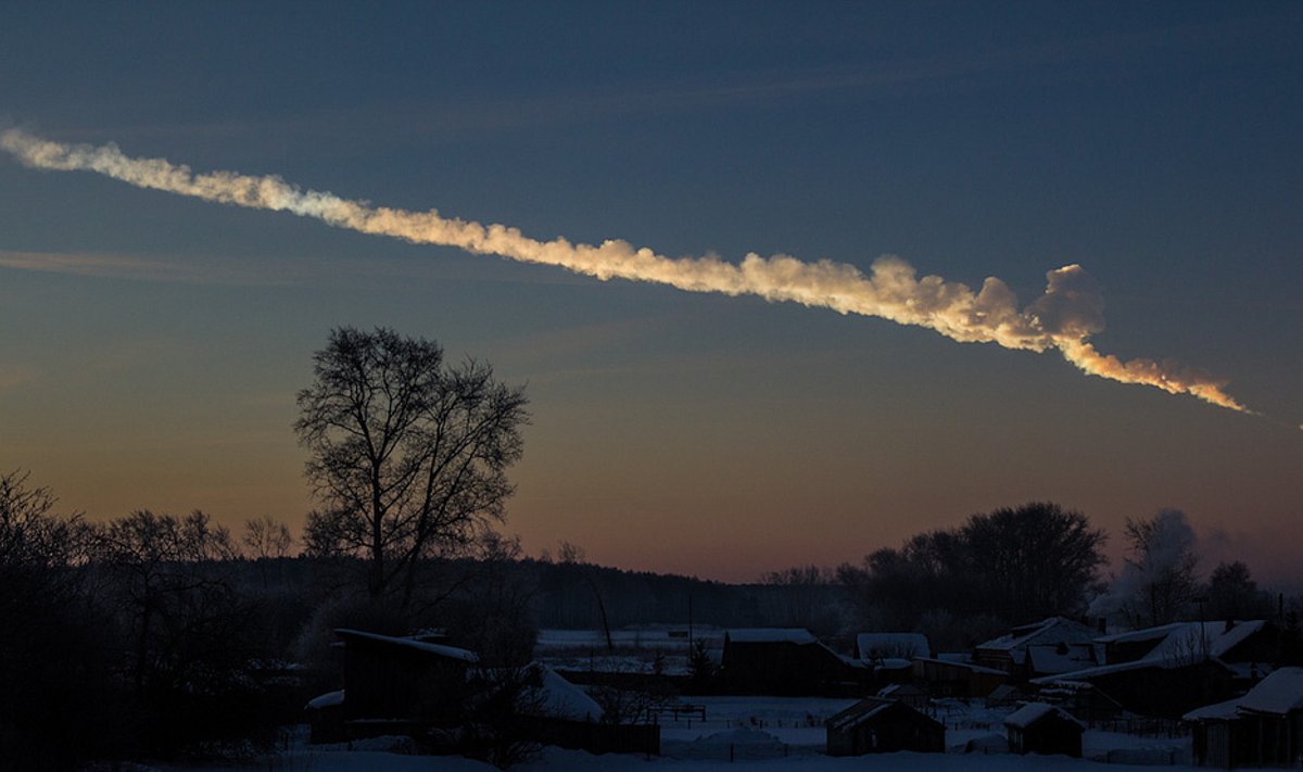 Tšeljabinskisse langenud meteoriidi õhujälg.