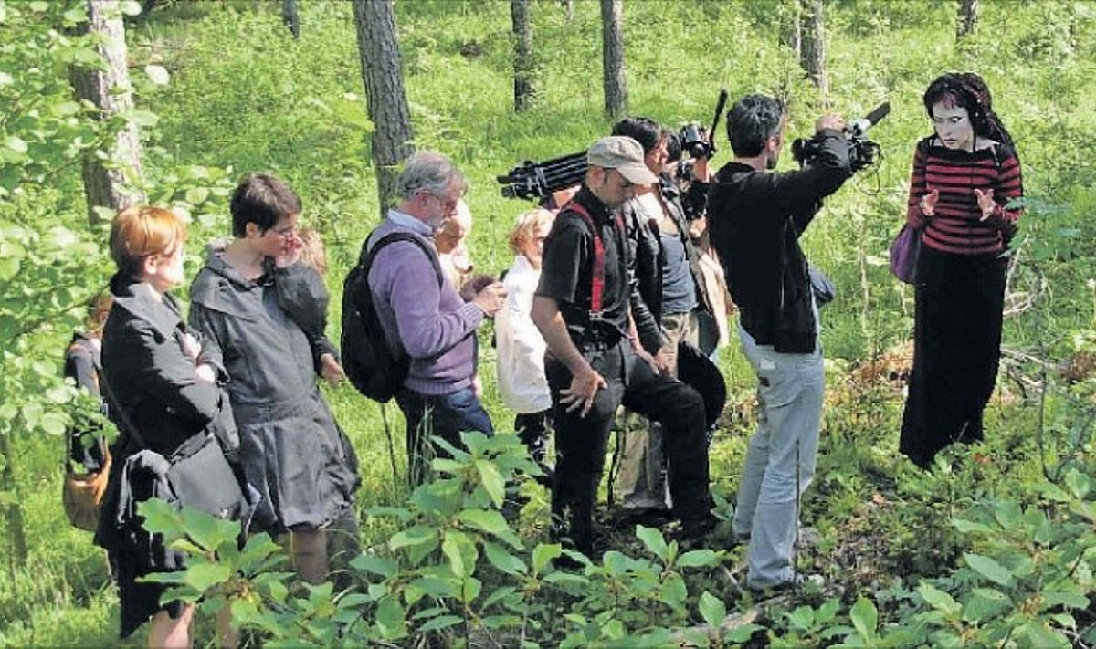 Sofi Oksanen ajakirjanikega metsas. Foto: Sigrid Kristenprun