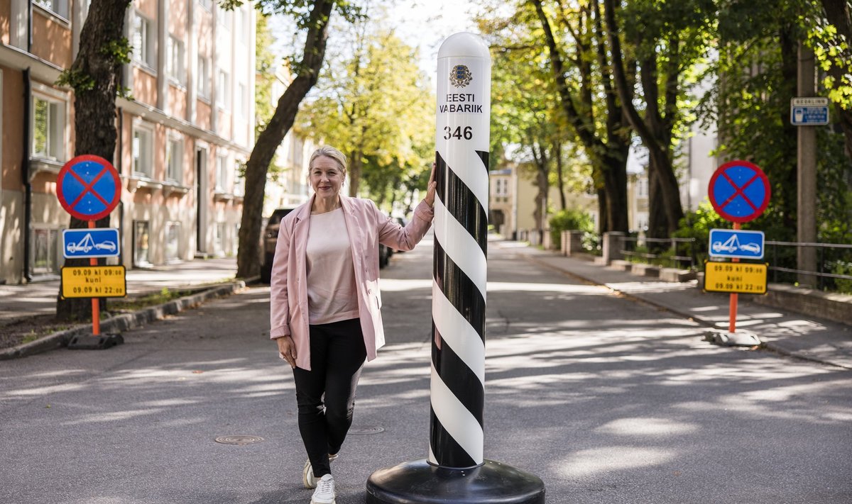 Koidula piiripunkti piiripost Tallinnas Koidula tänaval. Fotol Tallinna kirjanduskeskuse juht Maarja Vaino, kelle juhtimisel toimub Kadriorus laupäeval järjekordne Kirjandustänava festival