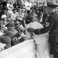 Berliini OM 1936: ameeriklanna Carla De Vries suudleb olümpiastaadionil Adolf Hitlerit