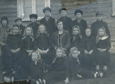 Siin pildil on Hosby Eraalgkooli kollektiiv u. 1930.a. Kool asus küla lõpus, Obholmi männiku servas. Kooli käivitamise eest jooksis “jalad rakku” Hansase peremees HANS ÖMAN. Keskel õpetajapreili Katarina Hammermann (sünd. Kersletis) Tema kõrval, vasakul istub Agneta Öman(Tomingas). Teine Hansase tüdruk, Hilda(s.1923.) ei käinud veel koolis, sest koolikohustus algas 9-aastaselt.