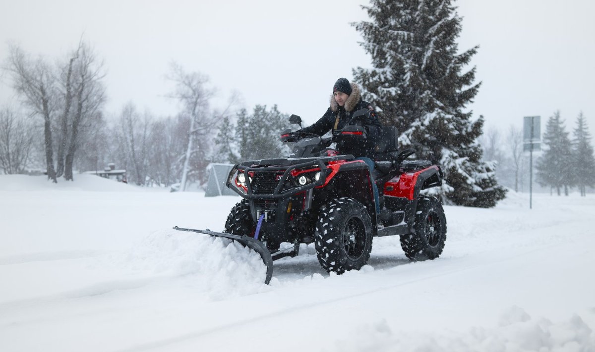 Sahaga ATV on lume lükkamisel muutunud aina menukamaks.
