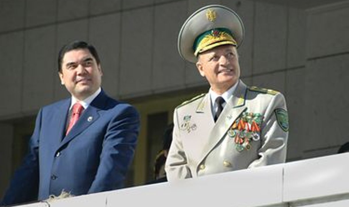 Türkmenistani president Gurbangulõ Berdõmuhammedov ja kaitseminister Agageldõ Mamedgeldõjev pealinn Ašgabatis sõjaväeparaadi uudistamas.