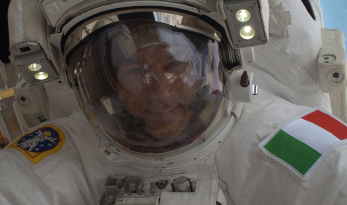 Parmitano oma esimesel kosmosekõnnil. Selfie