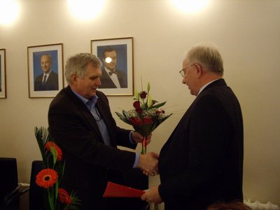 Volikogu esimees õnnitleb valitud linnapead Värner Lootsmanni