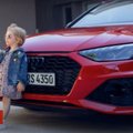 Audi разместила рекламу с девочкой с бананом. Она возмутила сразу многих