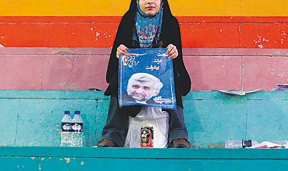 Konservatiivse kandidaadi Saeed Jalili pooldaja võttis  Teheranis pärast agitatsiooniüritust istet.
