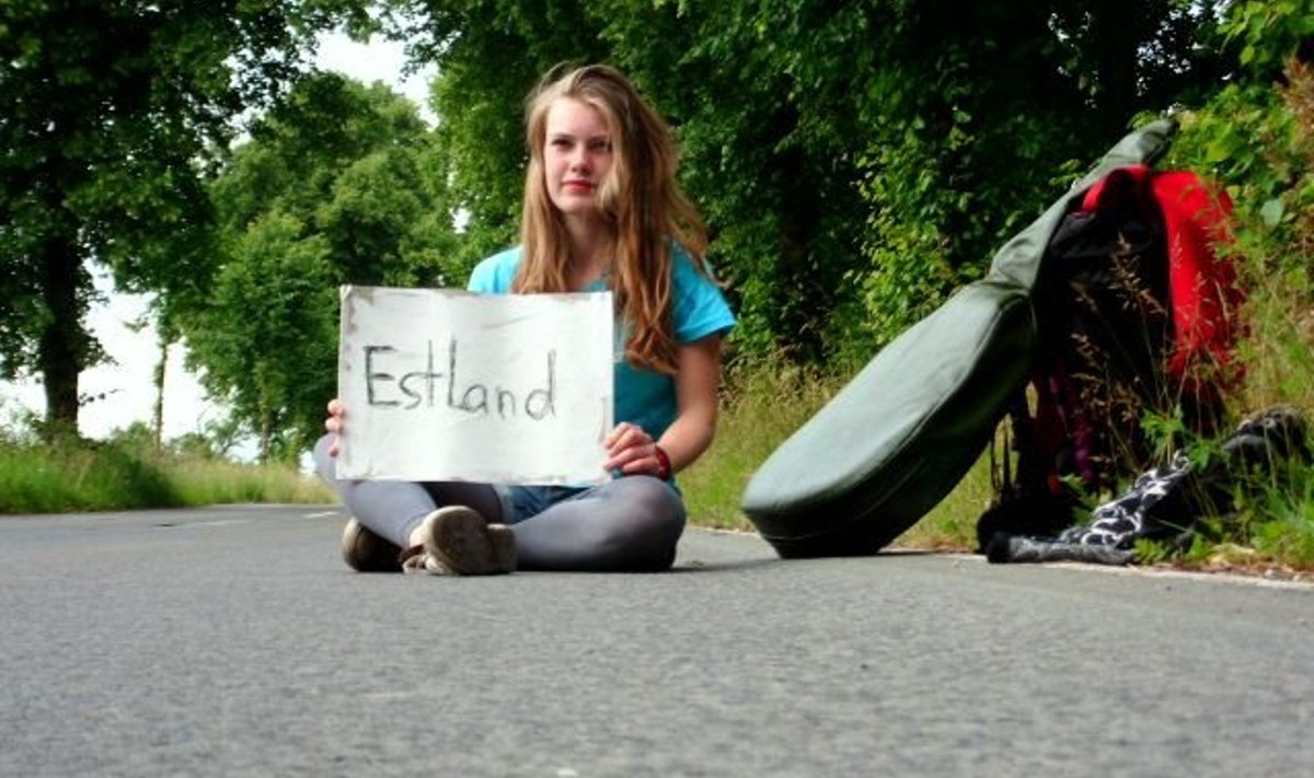 Vahetusõpilane Carlotta ei saabunud Eestisse küll pöidlaküüdiga, kuid siiski leidus Saksamaal lahkeid autojuhte, kes tee ääres pilti tegeva tütarlapse Eestile lähemale lubasid viia. Foto: Lena Benkorich