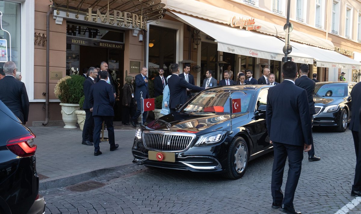 Türgi president Recep Tayyip Erdoğan võeti teisipäeval Vilniuses hotellist väljudes vastu aplausiga.