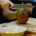 VIDEO: Naistekas testib: kas mangot on ikka nii lihtne koorida kui õpetustes tundub?