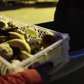 VIDEO | Kuidas käib toidu päästmine poodide prügikastidest ja mis sellest edasi saab