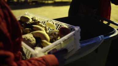 VIDEO | Kuidas käib toidu päästmine poodide prügikastidest ja mis sellest edasi saab