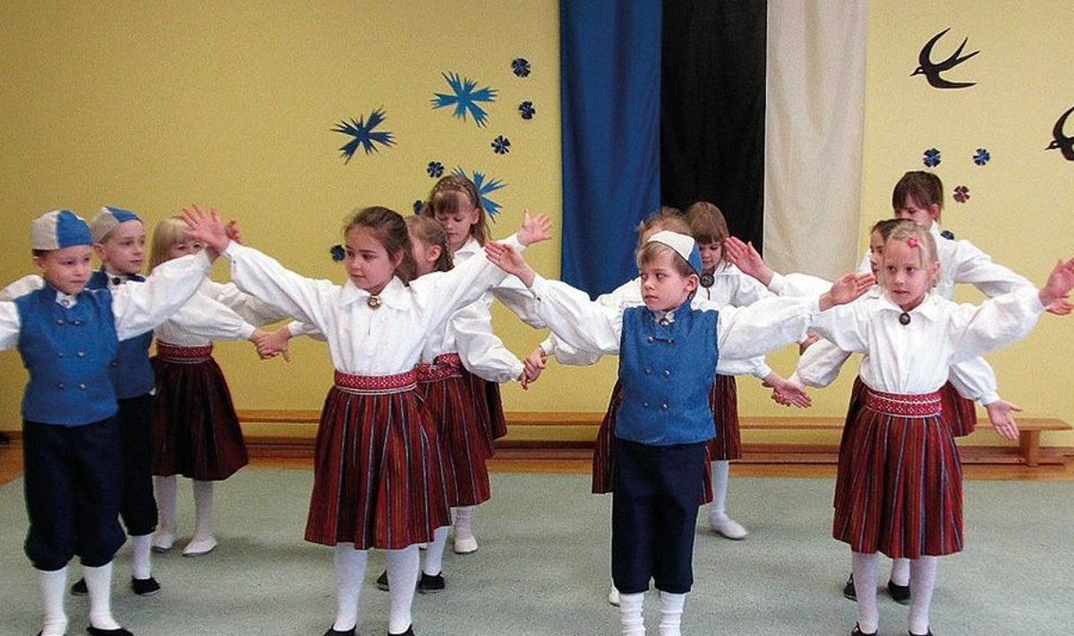 Saialille rühma lapsed esitasid tantsu „Pesapuu“. Foto: Juta Kõrtsini