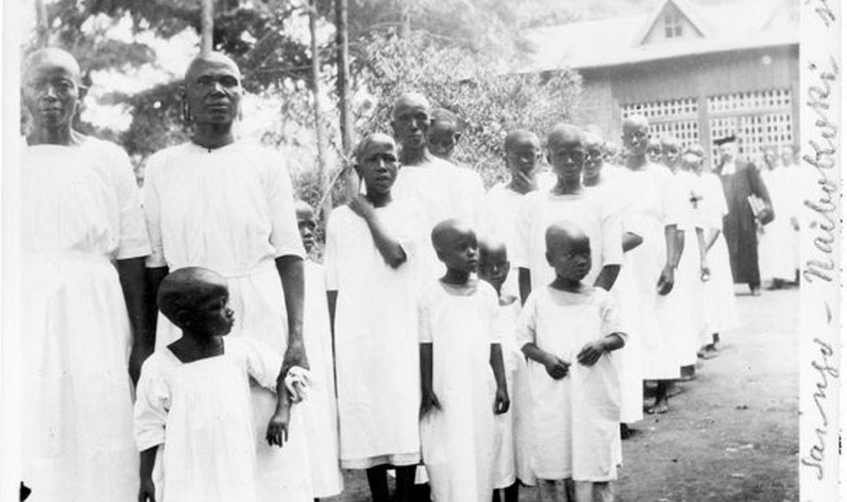 KARJANE JA LAMBUKESED: Leonhard Blumer koos piduriides Aafrika naiste ja tüdrukutega Arushas, Tansaanias 1927. aastal.