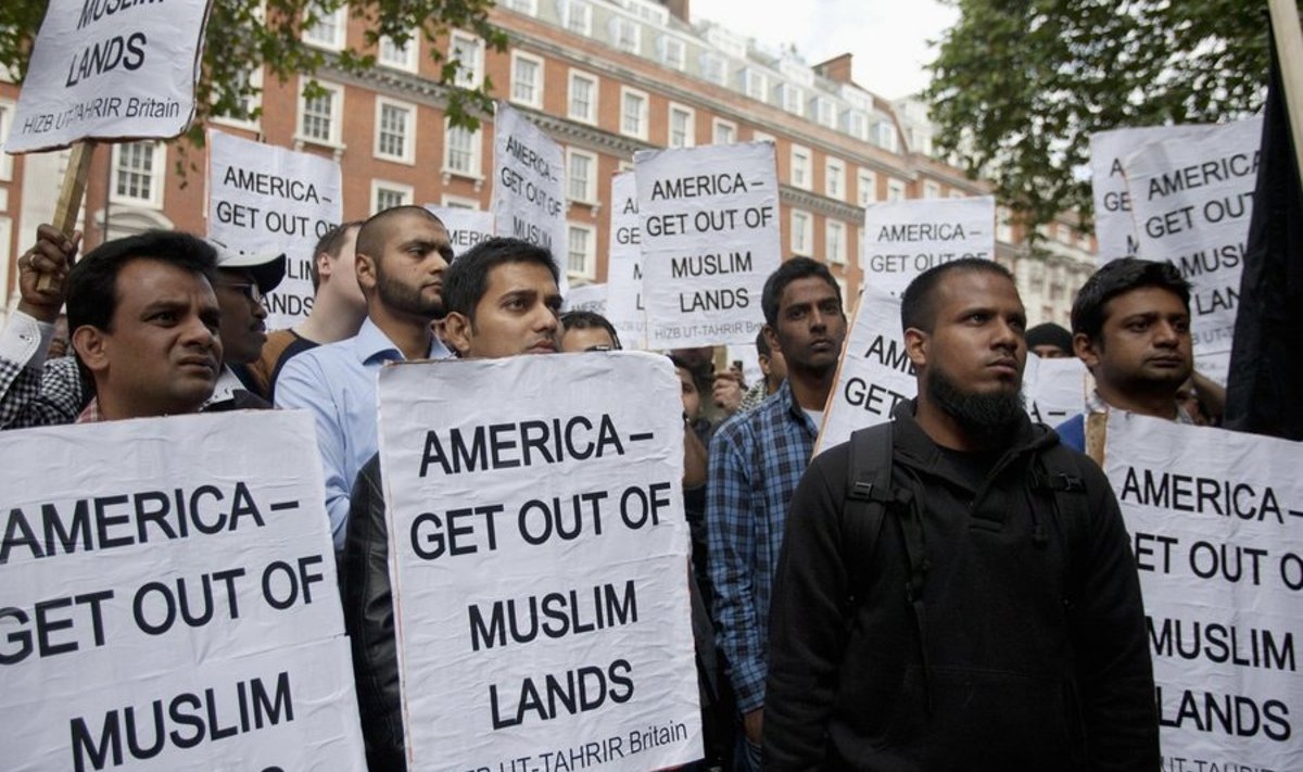 Meeleavaldus Ühendriikide saatkonna ees Londonis. Plakat ütleb: Ameerika, kao välja islamimaadest
