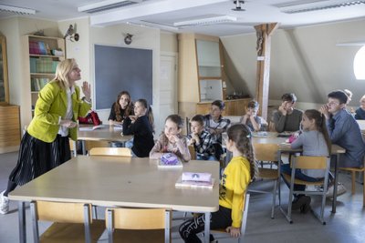 Õpetaja Margit Rüsse räägib, et Ukrainast Eestisse tulnud lapsed on väga tublid ja motiveeritud eesti keelt õppima. Põhisõnavara ei tule aga koolitunnist, vaid teiste lastega õues mängimisest. 