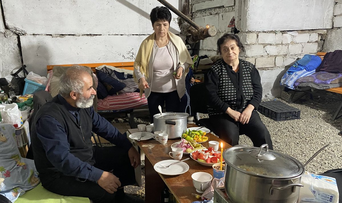 Xankəndi elanikud on sunnitud elama keldrites. Sellest hoolimata on nad külalislahked ja paluvad tungivalt lauda istuda. Pühamees Aram, Susanna ja vanaema Ljudmira.