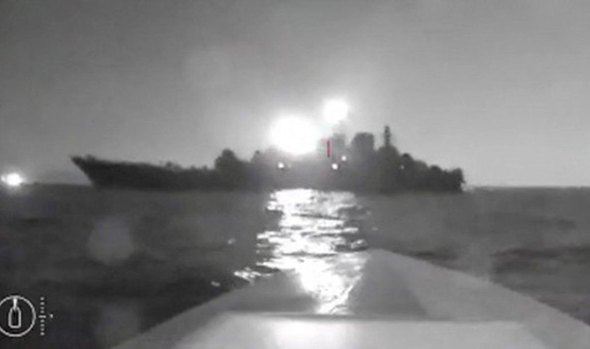VENE DESSANTLAEV UKRAINA DROONI SIHIKUL: Nii nägi laeva Olenogorski Gornjak siluett välja Ukraina ujuvdrooni kaamerasilmas veidi enne laevani jõudmist. Reuters omandas pildi ühismeediast. 