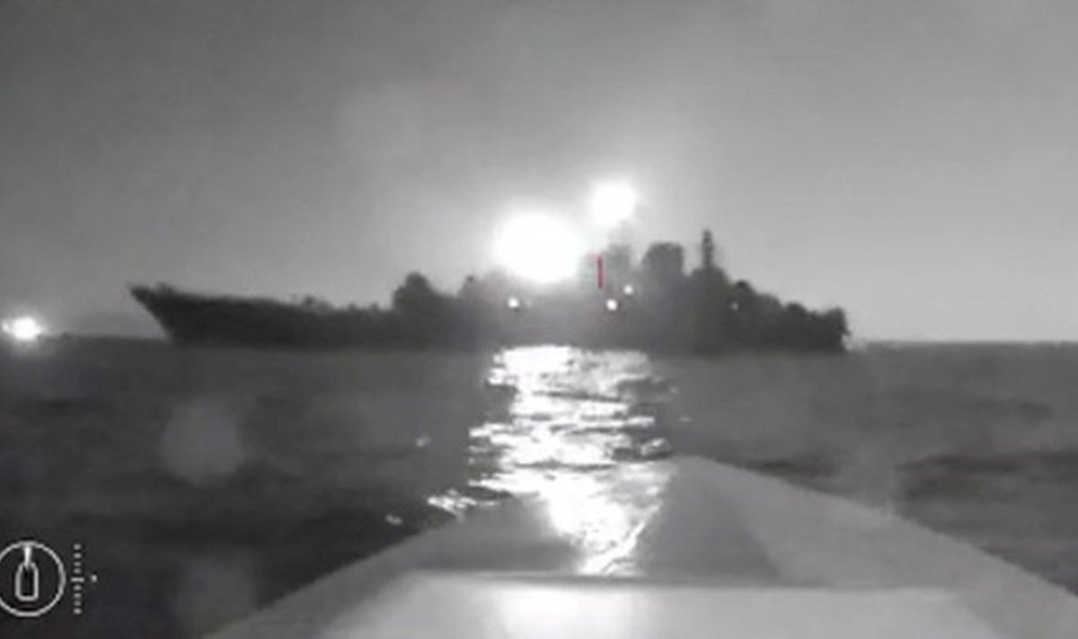 VENE DESSANTLAEV UKRAINA DROONI SIHIKUL: Nii nägi laeva Olenogorski Gornjak siluett välja Ukraina ujuvdrooni kaamerasilmas veidi enne laevani jõudmist. Reuters omandas pildi ühismeediast.