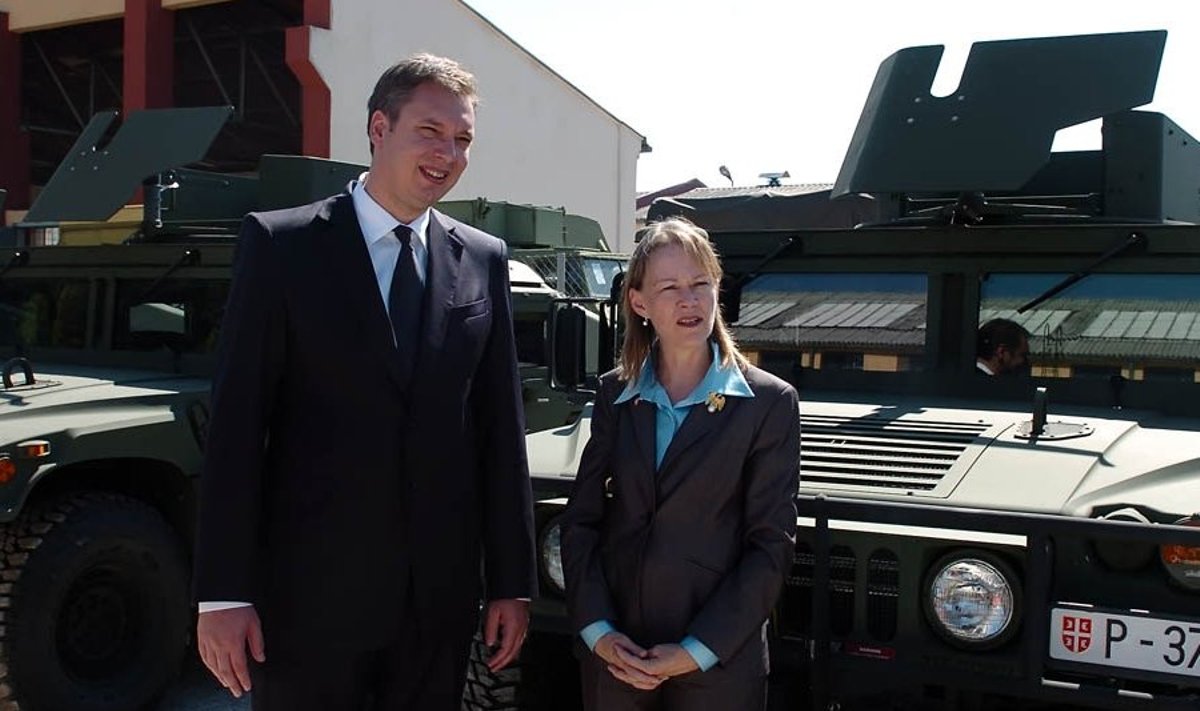 USA suursaadik Mary Burce Warlick ja Serbia kaitseminister Aleksandar Vučić; foto: Serbia kaitseministeerium