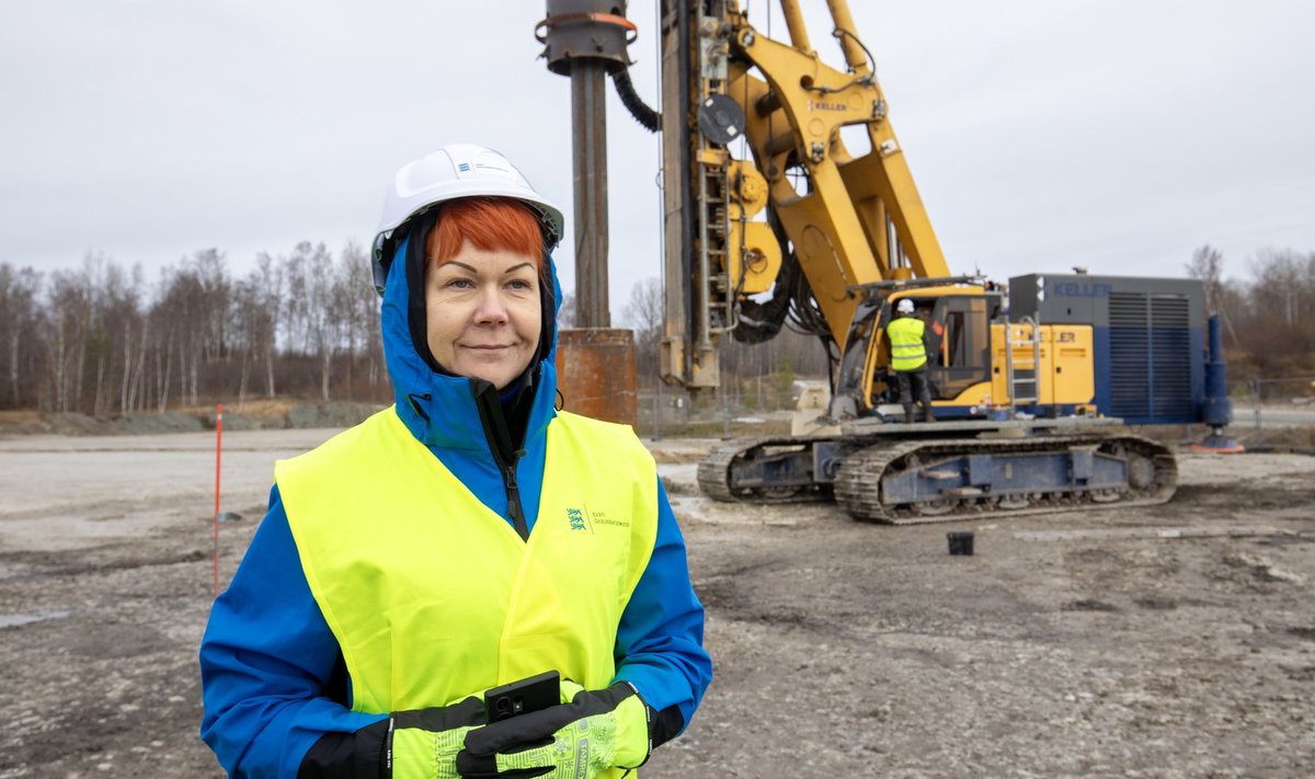 Eesti Geoloogiateenistuse juht Sirli Sipp Kulli Aru-Lõuna karjääris puurmasina kõrval. Proovid on võetud, aga mis fosforiidist edasi saab, vajab veel põhjalikku uurimist.