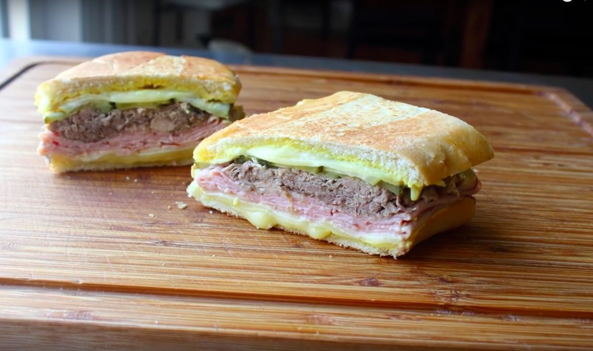 Klassikaline Kuuba võileib on liharikas, sulava juustuga, krõbe kahepoolne sai.