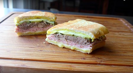 Klassikaline Kuuba võileib on liharikas, sulava juustuga, krõbe kahepoolne sai.