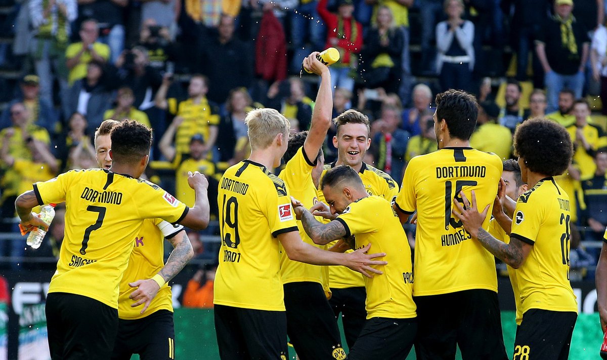 Dortmundi Borussia mängijad väravat tähistamas.