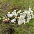DELFI FOTOD | Nõo vallas hukkunud noormehe surmapaika tuuakse küünlaid ja lilli