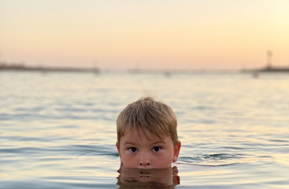 Мальчик купается в море. Мальчик плавает. Мальчик в коляске к морю картинки.