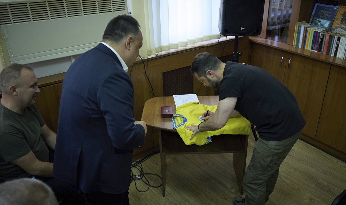 KOHAL: Zelenskõi käis Taga-Karpaatias alles nädal tagasi ning andis Berehove ungarlasest linnapeale Zoltan Babekile Ukraina värvides jalgpallisärgi peale autogrammi. Ukraina ungarlasi Ukraina eest justkui kaitsev Viktor Orbán pole pärast lauspealetungi algust ei Taga-Karpaatias ega üldse Ukrainas käinud.