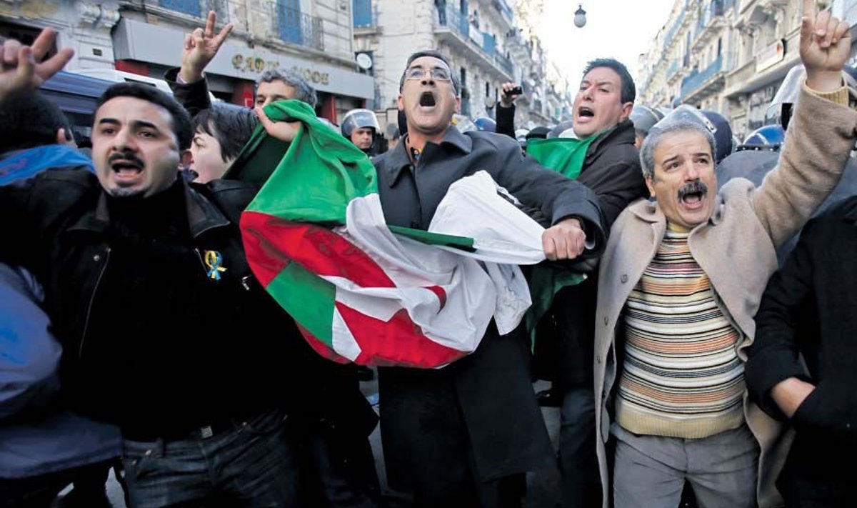Üleeile Alžeeria pealinnas Alžiiris korraldatud protestimarsi surusid politseinikud peagi vägivallaga maha – meeleavaldused on seal keelatud juba 1992. aastast.