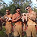 VIDEO | Austraalia tuletõrjujad koostavad heategevuseks kalendri, mille piltidel poseerivad koos loomadega
