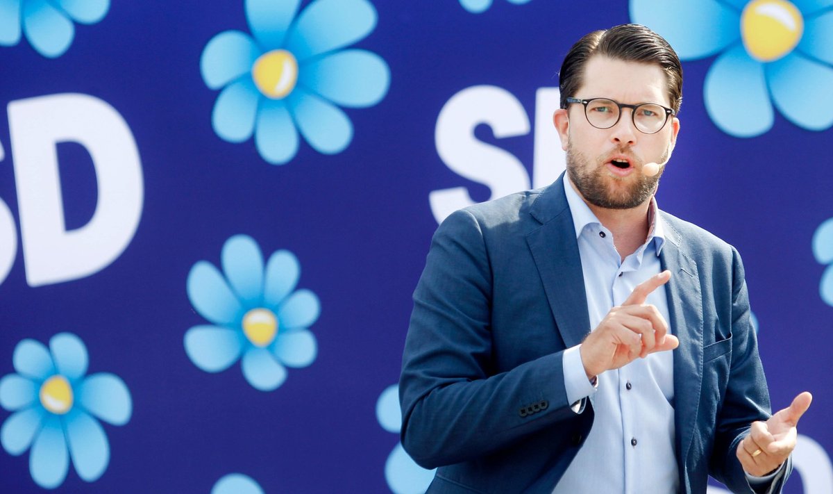 SD juhi Jimmie Åkessoni esinemised on kuivad ja rahulikud, sakilised ruunikirjad on vahetatud siniste lillekeste vastu. Tulemuseks on kiiresti tõusev toetus.