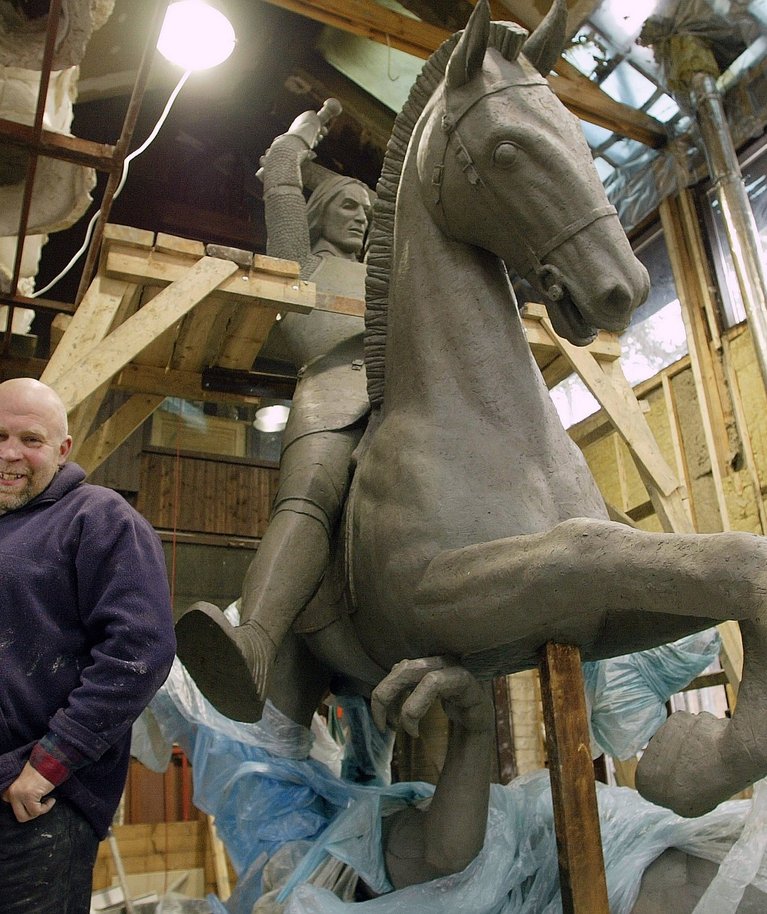 2003. aastal valmistas Mati Karmin juba Torisse ühe hobusekuju. See on Tori kiriku juures asuv Püha Jüri ratsamonument.