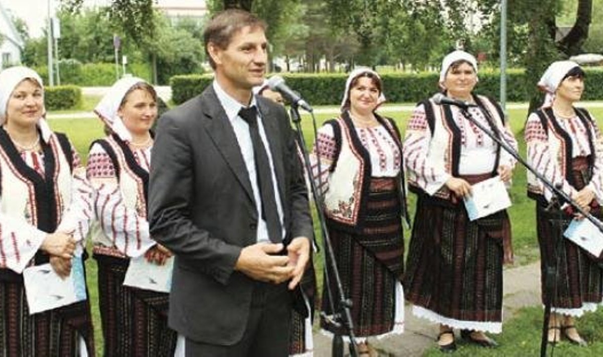 Răzeni linnapea Ion Creţu kontserdil kõnelemas