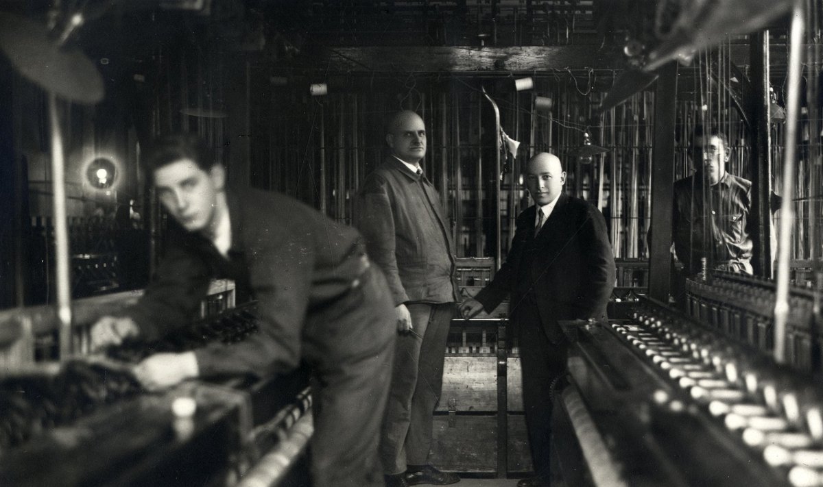 A/S Rauaniidi suuromanik Efraim Lerenmann (tumedas ülikonnas) tekstiilkaupade vabriku paelamasinate juures